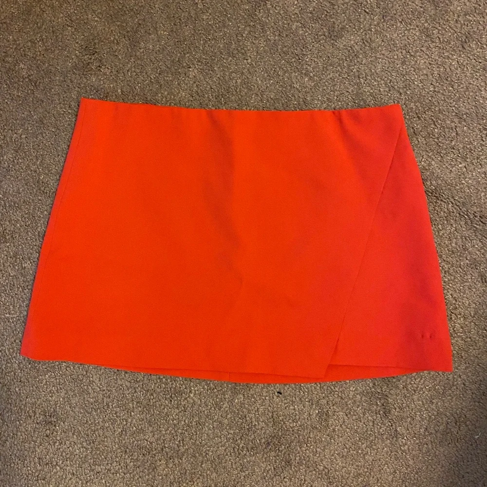 NWT Alice + Olivia Lilia Crossover Mini Skirt - Picture 4 of 8